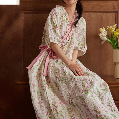 Elegante camicia da notte con stampa floreale e tasca