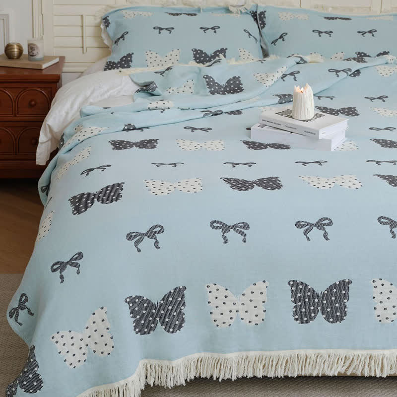 Trapunta con fiocco a farfalla in puro cotone garzato e nappe morbide