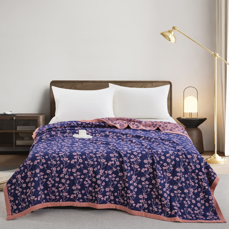 Trapunta reversibile in garza di cotone jacquard con motivo floreale pastorale
