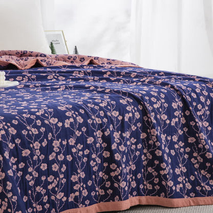 Trapunta reversibile in garza di cotone jacquard con motivo floreale pastorale