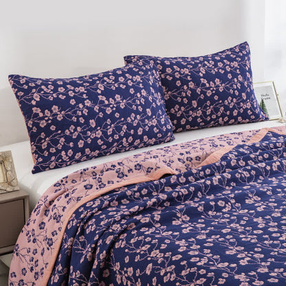 Trapunta reversibile in garza di cotone jacquard con motivo floreale pastorale