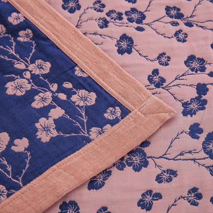Trapunta reversibile in garza di cotone jacquard con motivo floreale pastorale