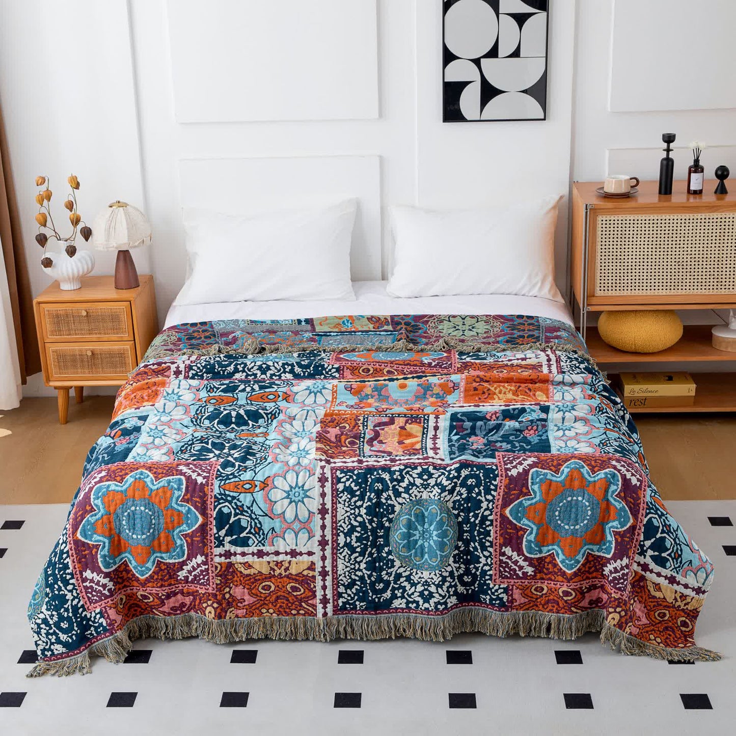 Coperta reversibile in cotone con nappe e motivo floreale blu boho
