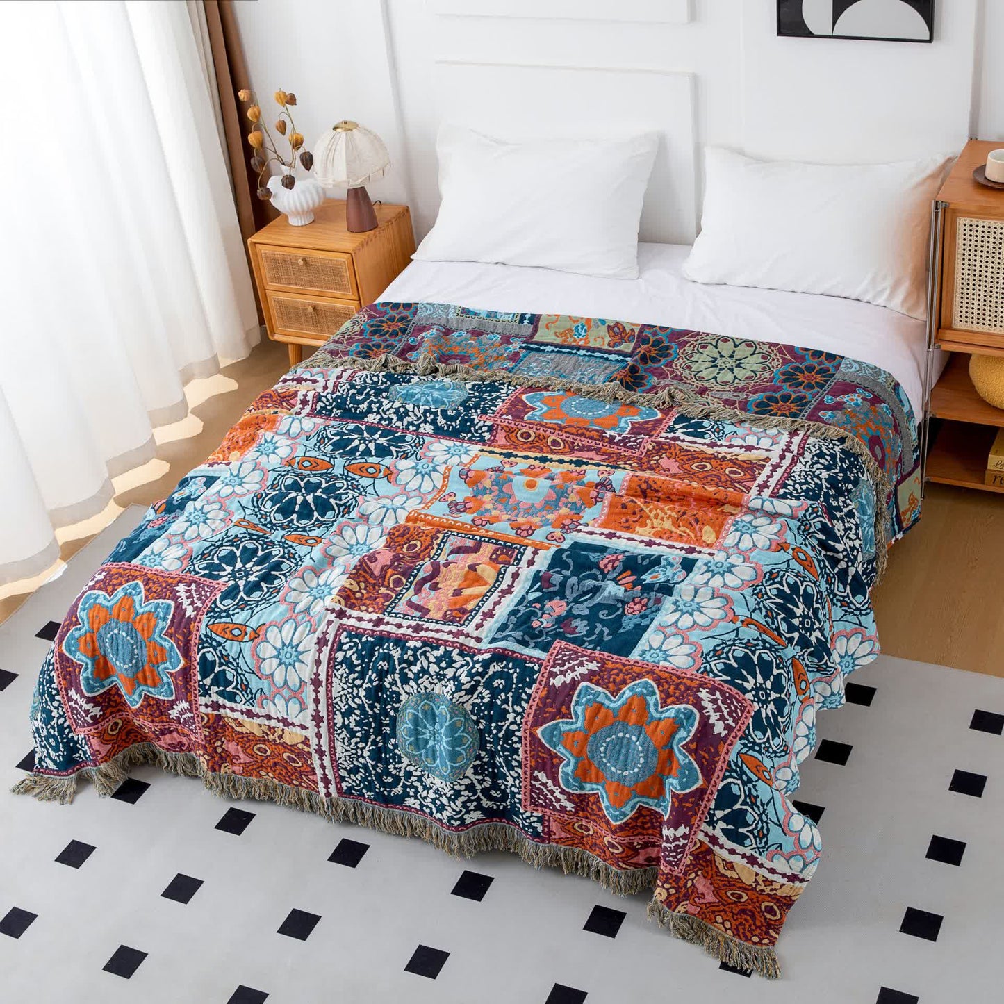 Coperta reversibile in cotone con nappe e motivo floreale blu boho