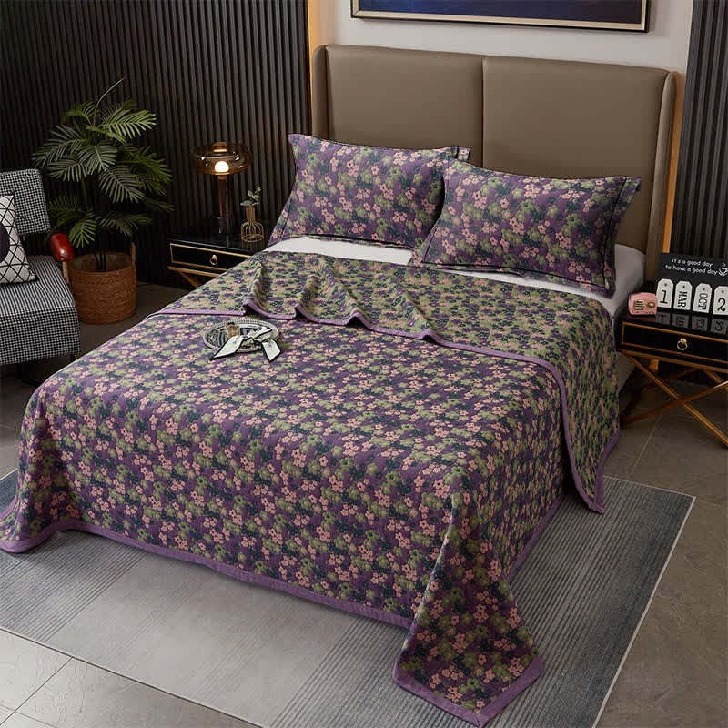 Trapunta in cotone tinto in filo con motivo a fiori di prugna viola