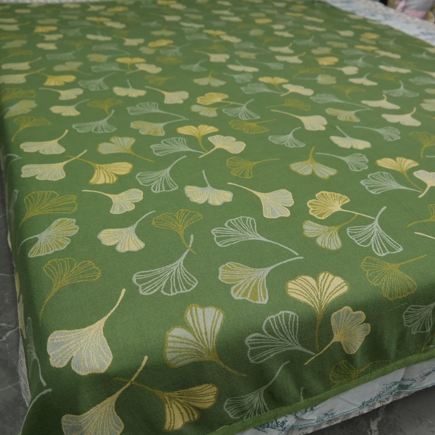 Coperta rinfrescante estiva in foglie di ginkgo verde