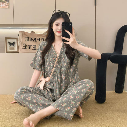 Completo da notte con kimono con volant e stampa di rose