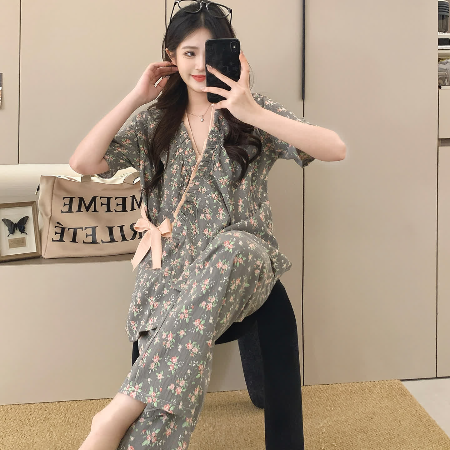 Completo da notte con kimono con volant e stampa di rose