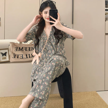 Completo da notte con kimono con volant e stampa di rose