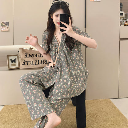 Completo da notte con kimono con volant e stampa di rose