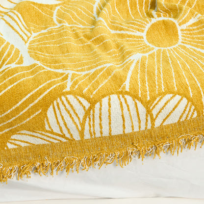 Coperta in ciniglia jacquard con nappe e motivo a margherita
