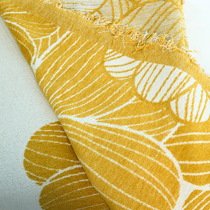 Coperta in ciniglia jacquard con nappe e motivo a margherita