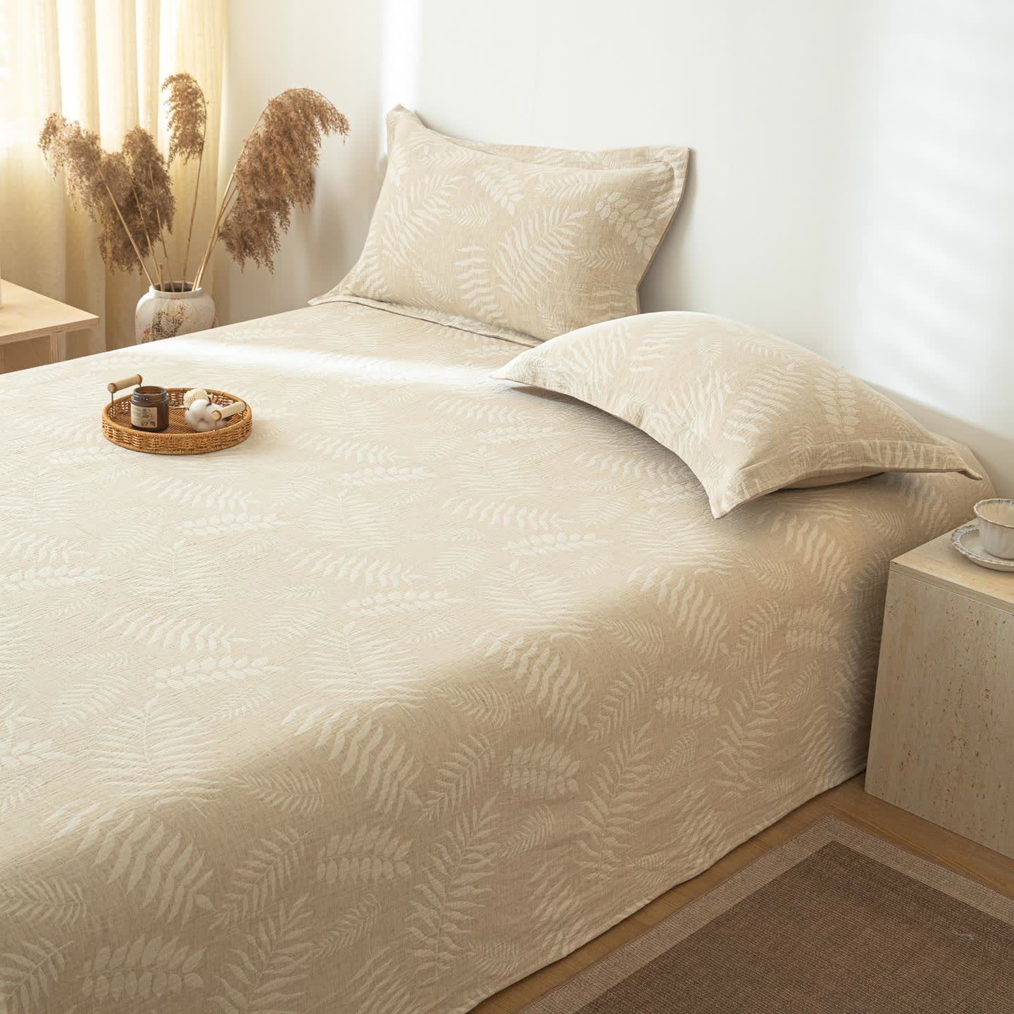 Copriletto in lino e cotone testurizzato beige con motivo botanico