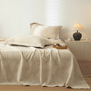 Copriletto in lino e cotone testurizzato beige con motivo botanico