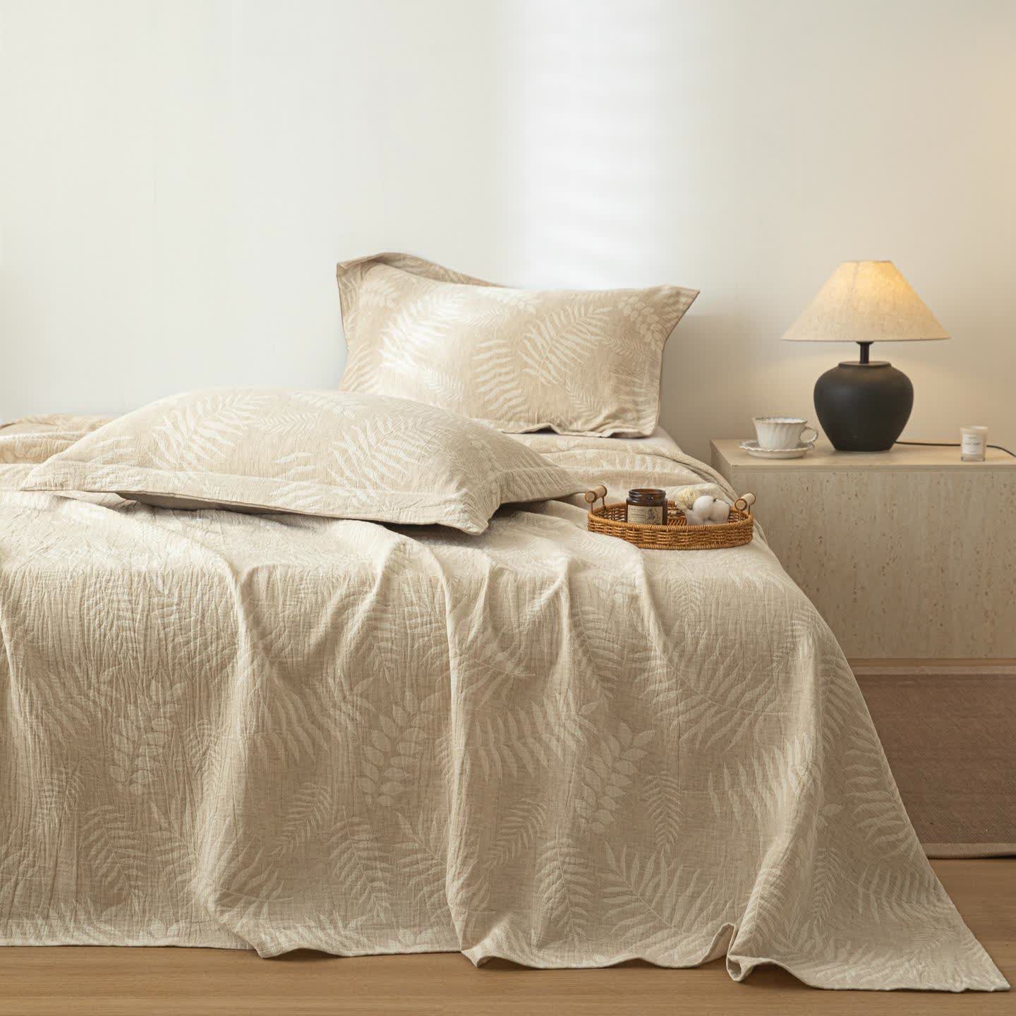 Copriletto in lino e cotone testurizzato beige con motivo botanico