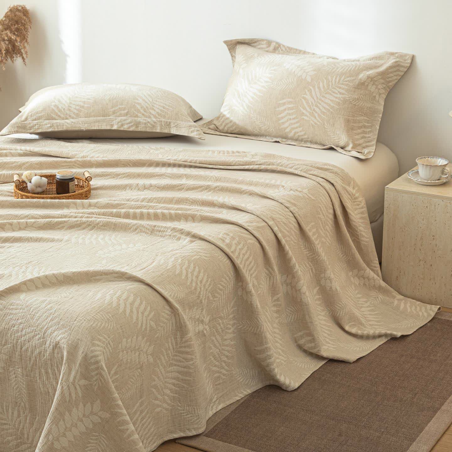 Copriletto in lino e cotone testurizzato beige con motivo botanico