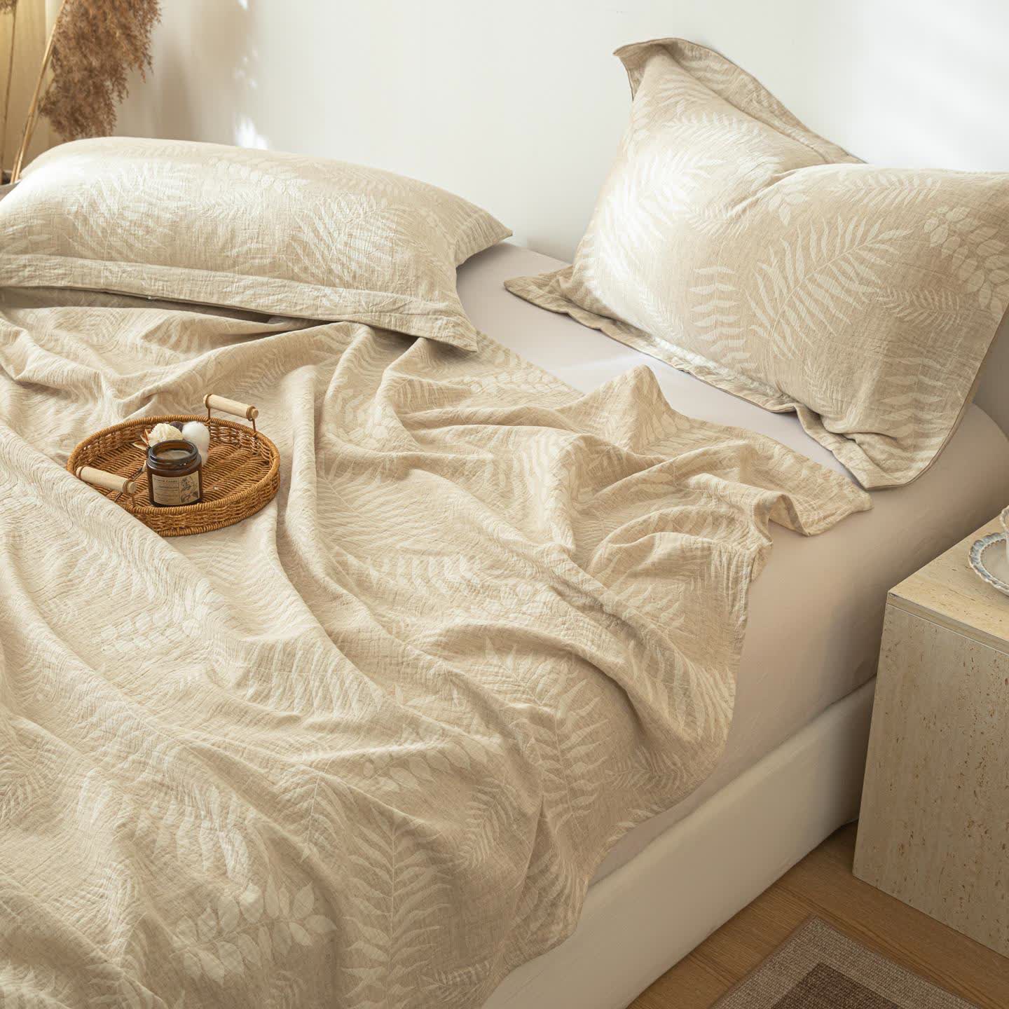 Copriletto in lino e cotone testurizzato beige con motivo botanico