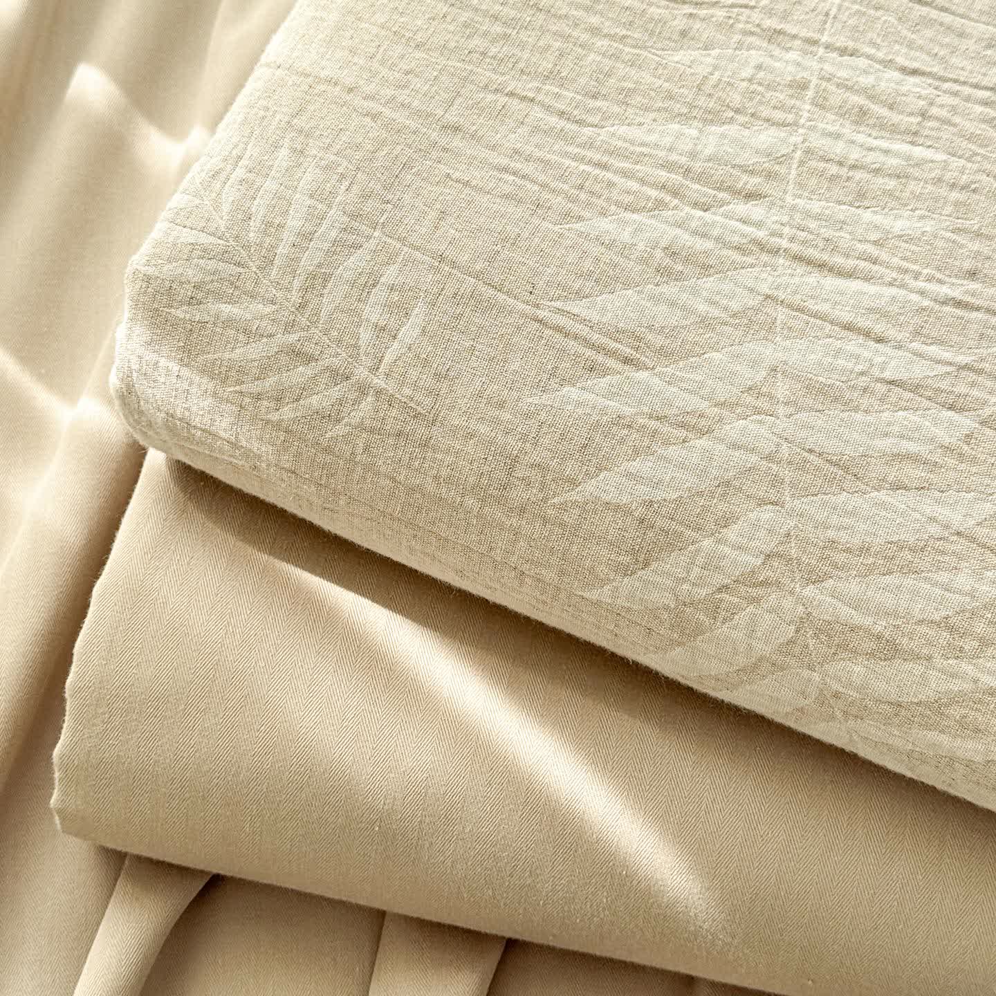 Copriletto in lino e cotone testurizzato beige con motivo botanico