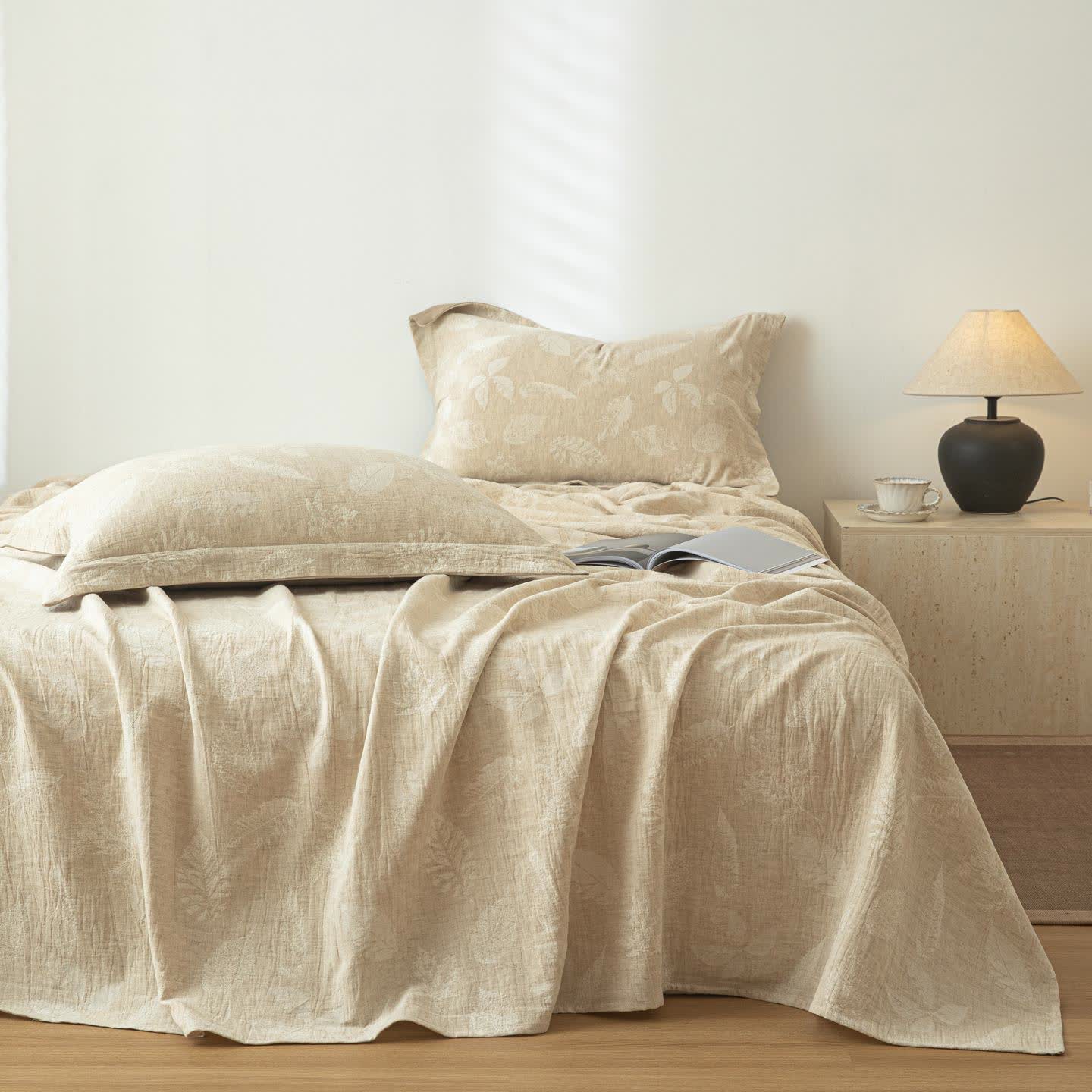 Copriletto in cotone e lino con texture Jungle Leaves