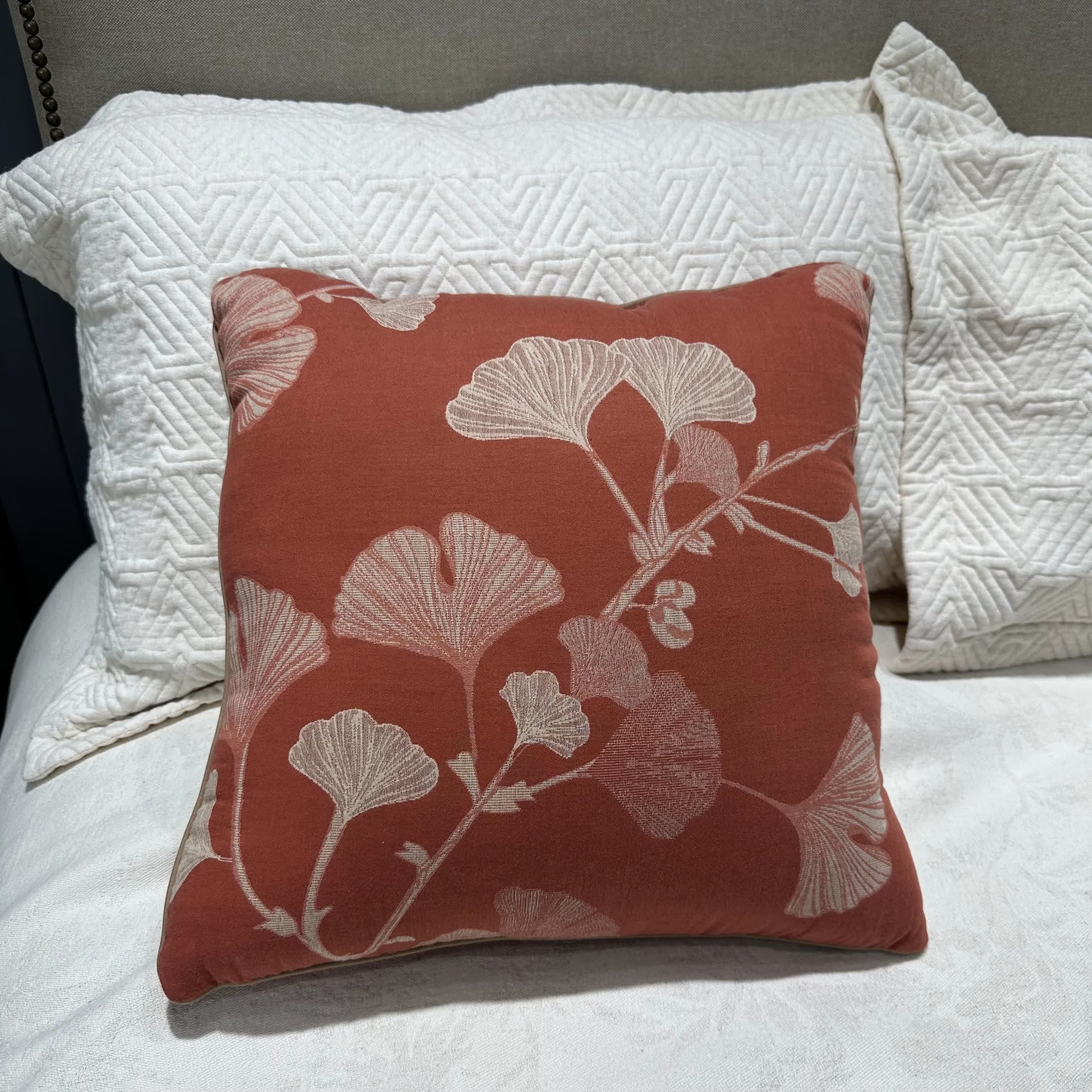 Cuscino decorativo rustico con foglie di ginkgo - 45cm x 45cm - image 1