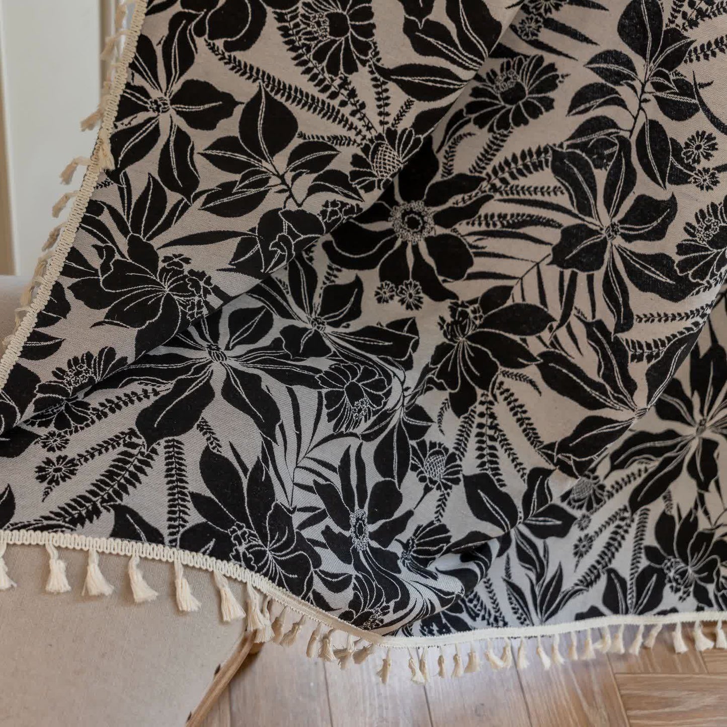 Tenda vintage con nappe floreali nere - image 9