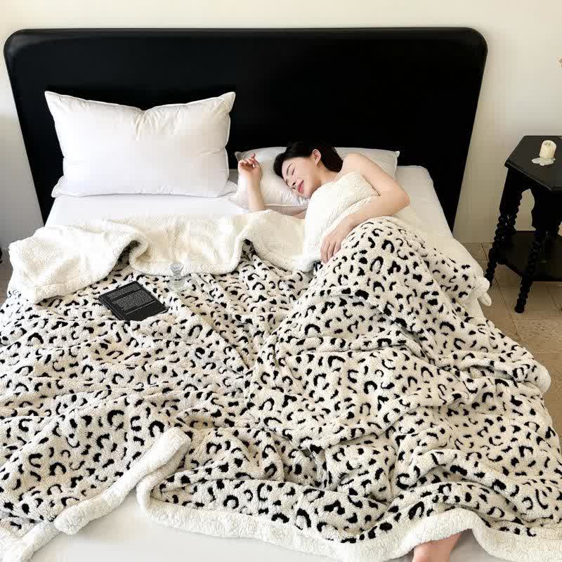 Coperta in sherpa jacquard leopardata - image 4