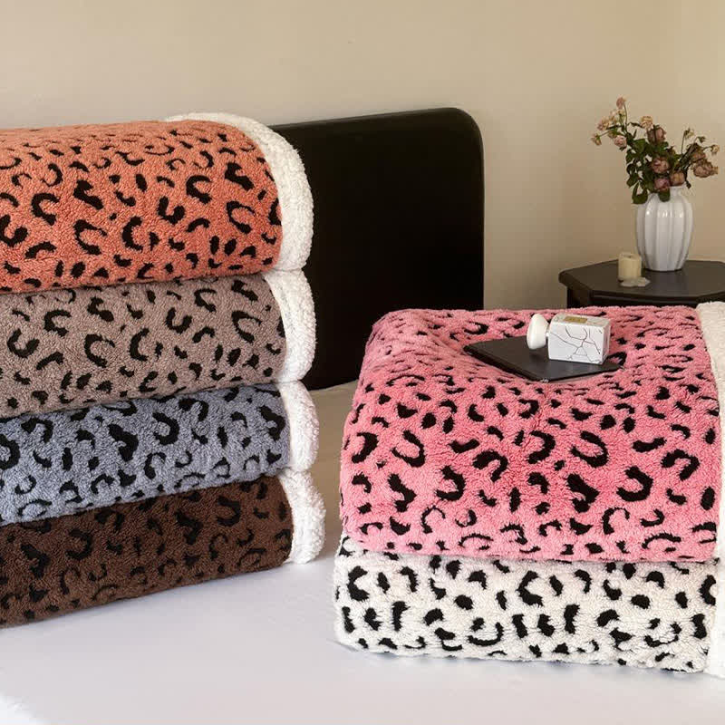 Coperta in sherpa jacquard leopardata - image 2