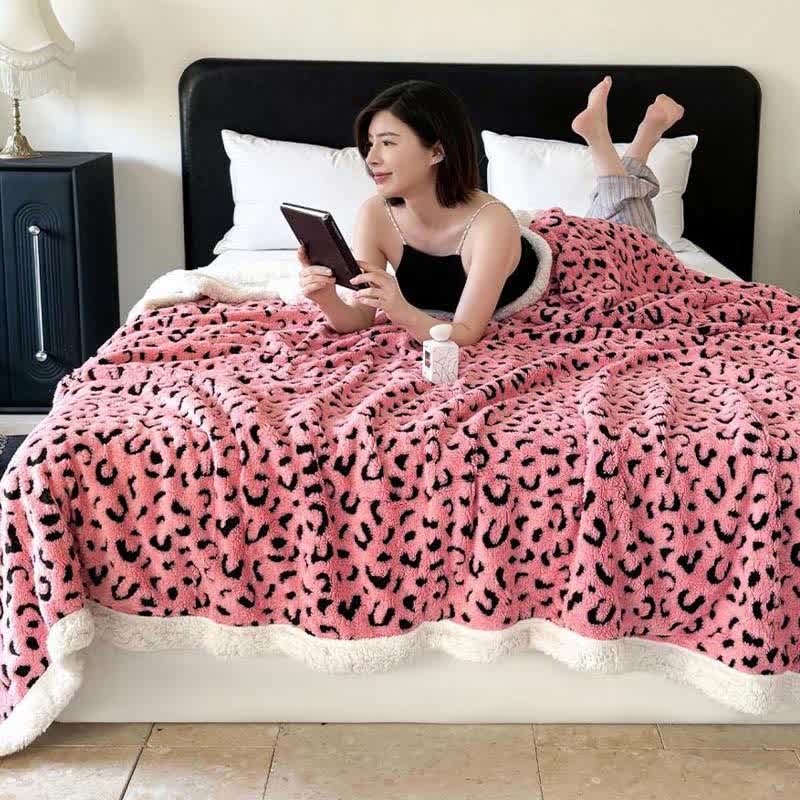 Coperta in sherpa jacquard leopardata - image 9