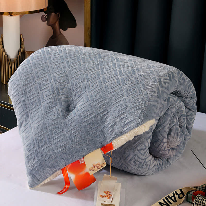 Coperta Sherpa con motivo geometrico in rilievo - image 9