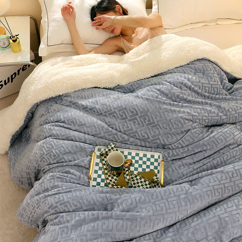 Coperta Sherpa con motivo geometrico in rilievo - image 0