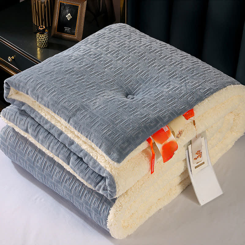 Coperta Sherpa con motivo geometrico in rilievo - image 8