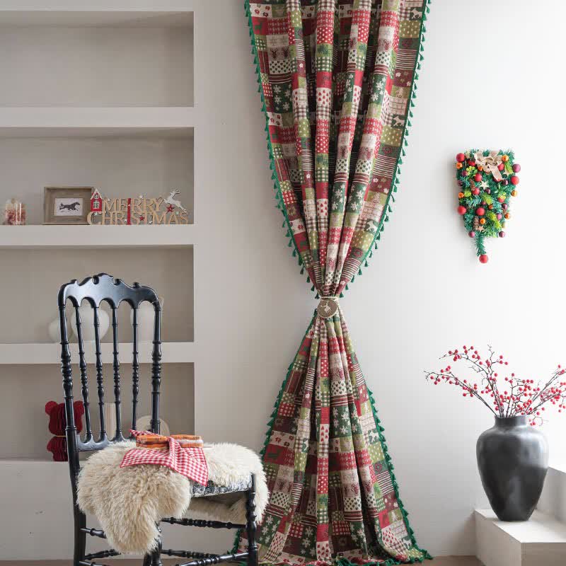 Tenda con nappe stampate e patchwork ispirate al Natale - image 2