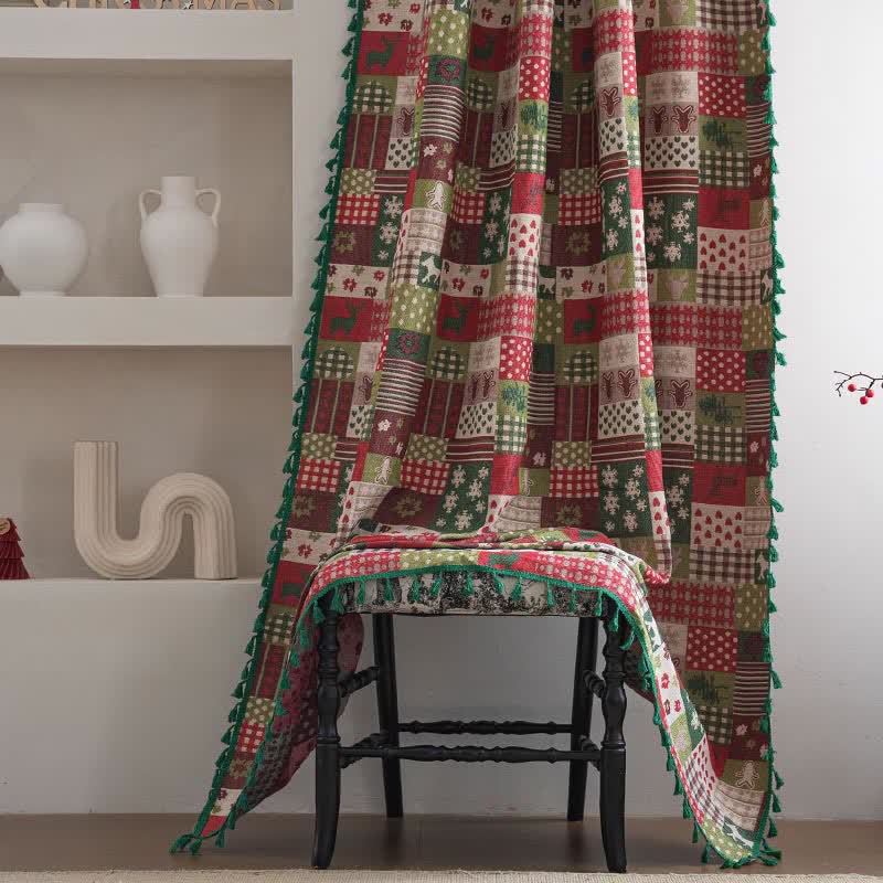 Tenda con nappe stampate e patchwork ispirate al Natale - image 3