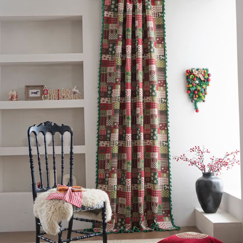 Tenda con nappe stampate e patchwork ispirate al Natale - image 1