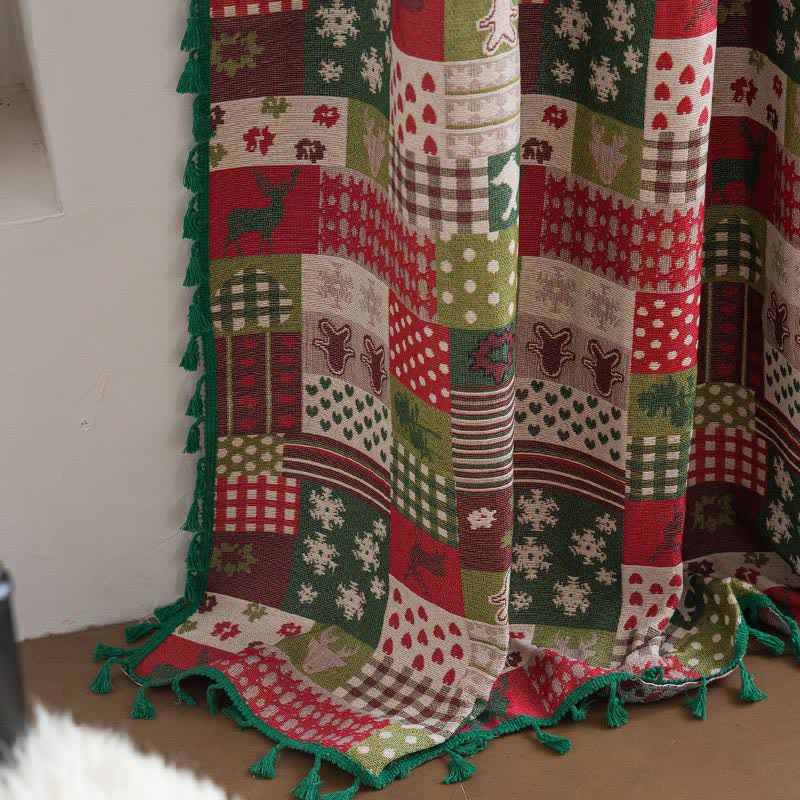 Tenda con nappe stampate e patchwork ispirate al Natale - image 5
