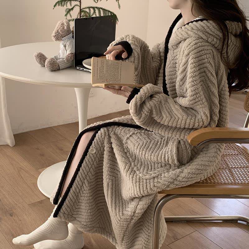 Accappatoio con cappuccio e bottoni in peluche - image 1