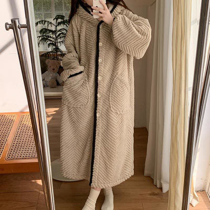 Accappatoio con cappuccio e bottoni in peluche - image 3