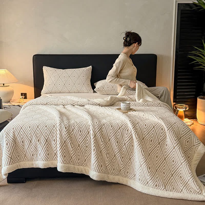 Coperta Sherpa in jacquard con motivo geometrico a rombi - image 3