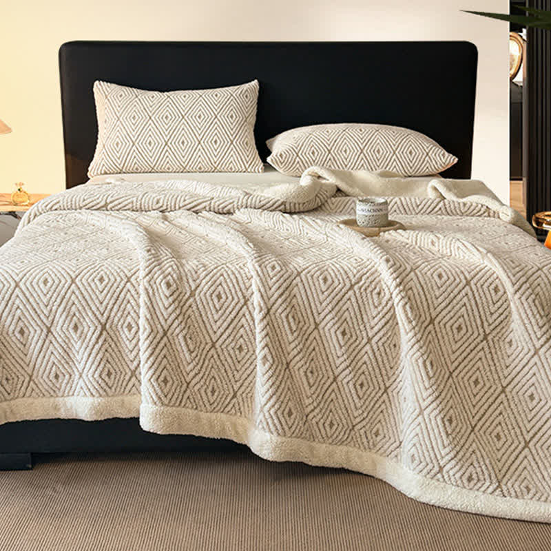 Coperta Sherpa in jacquard con motivo geometrico a rombi - image 4