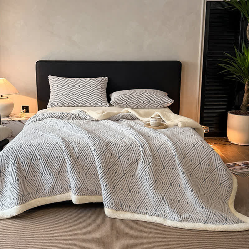 Coperta Sherpa in jacquard con motivo geometrico a rombi - image 17