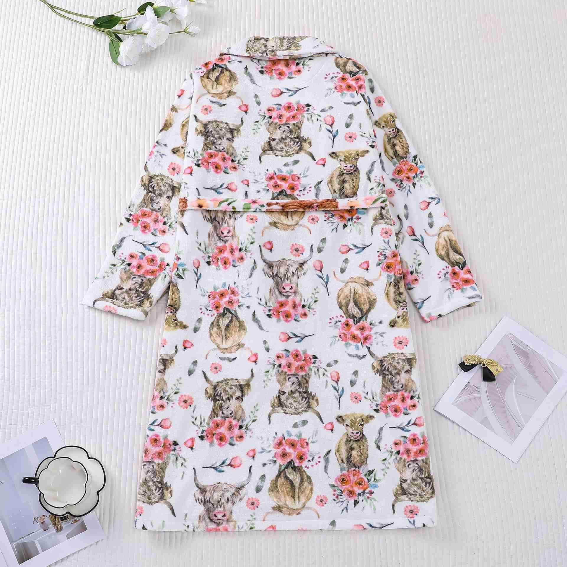 Accappatoio in peluche con stampa floreale animalier - image 1