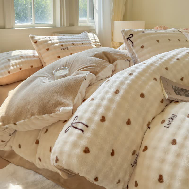 Set di biancheria da letto caldo in peluche con fiocco a cuore - image 2