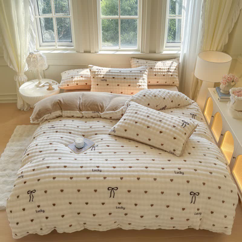 Set di biancheria da letto caldo in peluche con fiocco a cuore - image 1