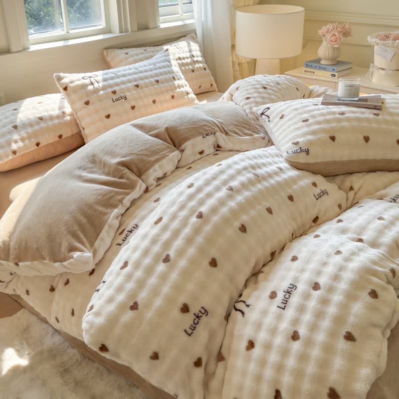 Set di biancheria da letto caldo in peluche con fiocco a cuore - image 3