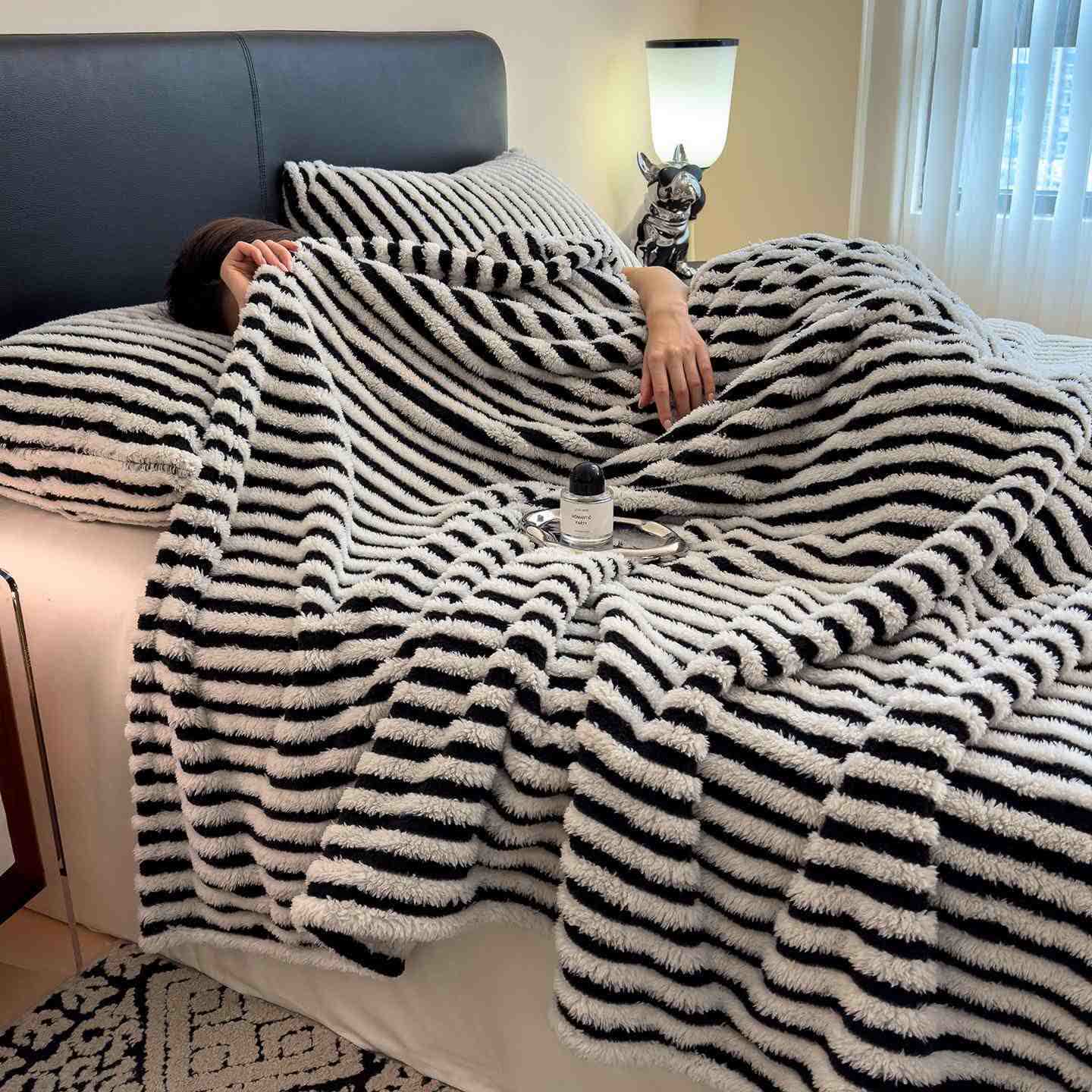 Coperta jacquard a righe in stile senza tempo - image 2