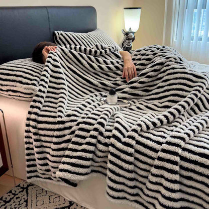 Coperta jacquard a righe in stile senza tempo - image 2