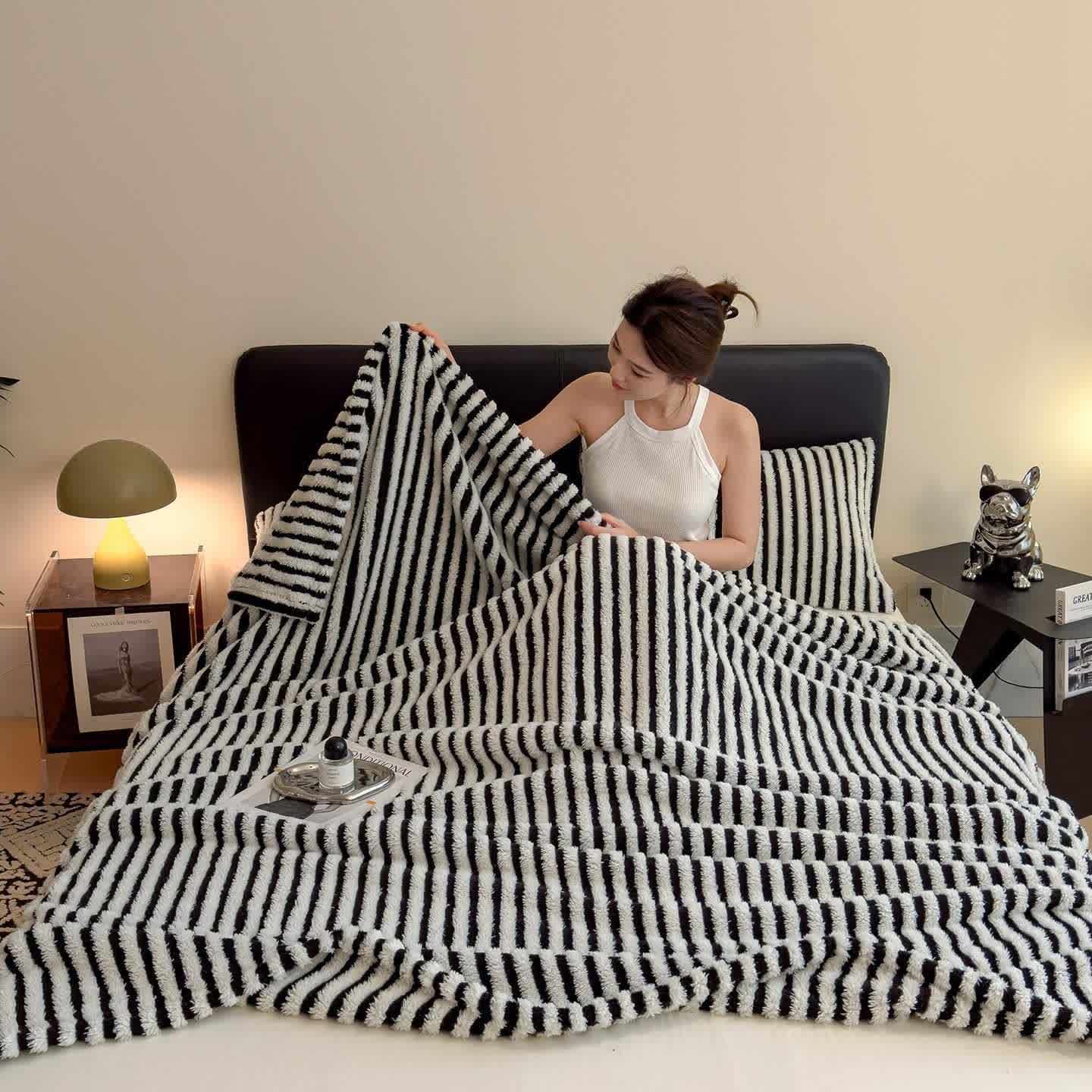 Coperta jacquard a righe in stile senza tempo - image 1