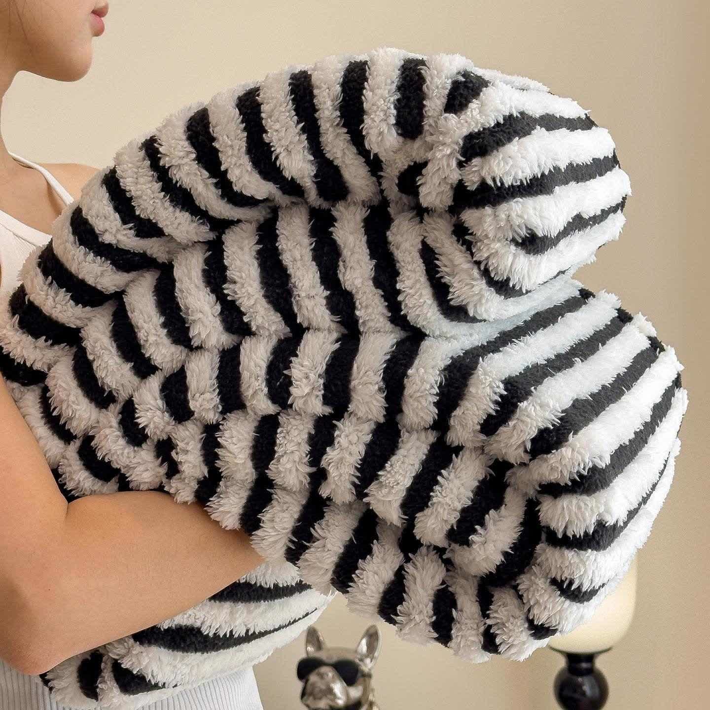Coperta jacquard a righe in stile senza tempo - image 5
