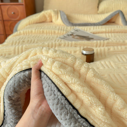 Coperta in peluche con bordi a contrasto in rilievo geometrico - image 3