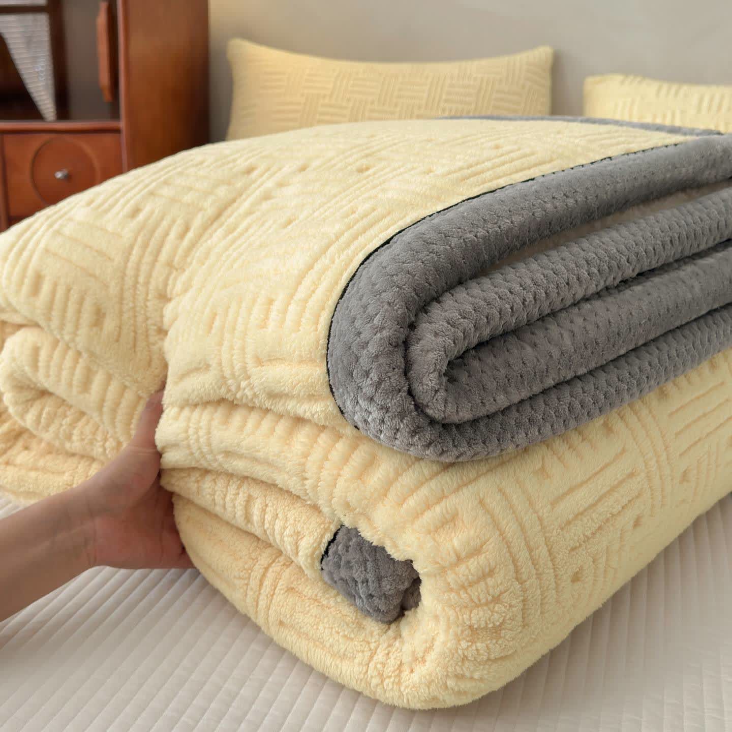 Coperta in peluche con bordi a contrasto in rilievo geometrico - image 2